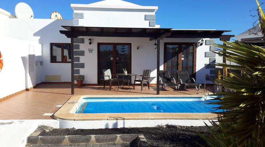 Family Villa with heated pool and private parking