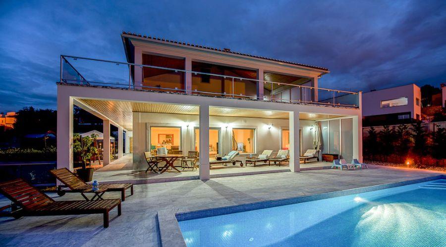 Modern Villa with Lagoon views and Private heated Pool