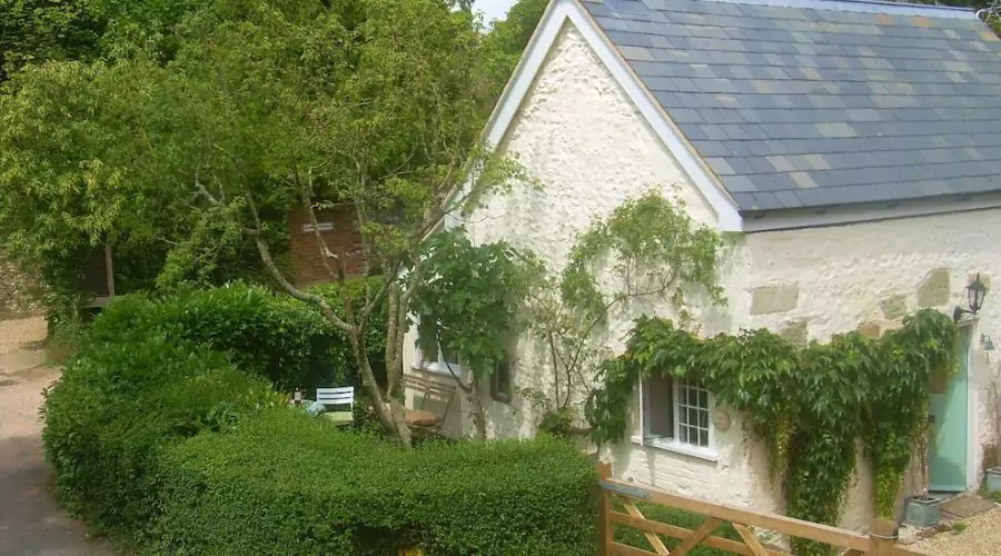 Charming 17c Grade II listed detached cottage